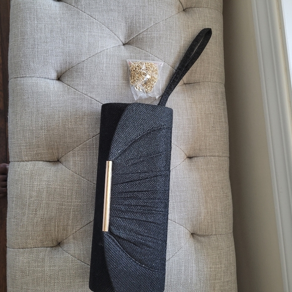 New black clutch with wrist band and chain - Picture 2 of 3